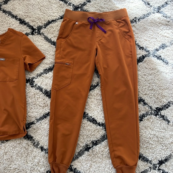 Fall figs 🍁 orange and purple tie fig scrubs top and bottom set - Picture 3 of 3